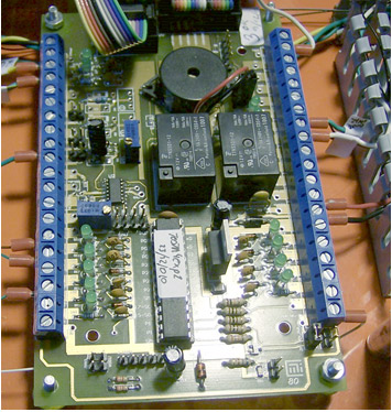 Figura 1.2 – Diagrama lógico de E/S de la placa M4/E de L&R Ingeniería (arriba) y vista de la implementación típica en un tablero.