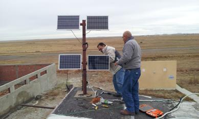 Figure 1.3 – SISMED/FV main panel with batteries (top) and view of roof-mounted PV panels monitored by SISMED-FV at UNPA (bottom)